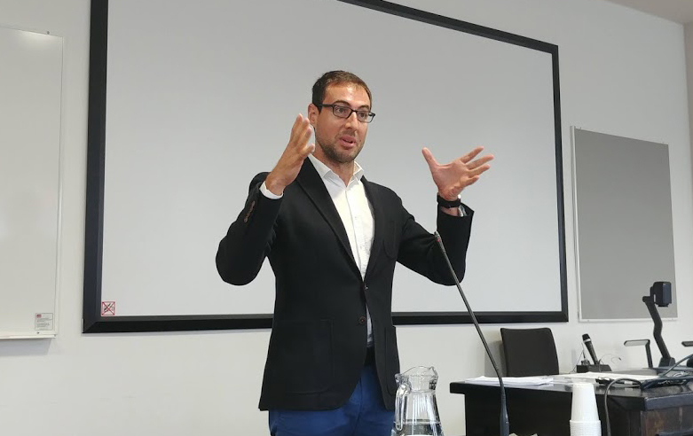 Dr Ernesto Panadero making a presentation