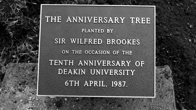 Image of a plaque commemorating Deakin's 10th anniversary
