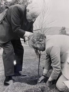 Sir Wilfred Brookes and Deakin’s second Vice Chancellor Professor Malcom Skilbeck ceremoniously planting a tree