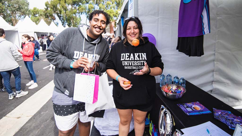 2022 DUSA President Guleid Abdullahi and Heather Barpalis from the Deakin Basketball Club at a Clubs on the Green event