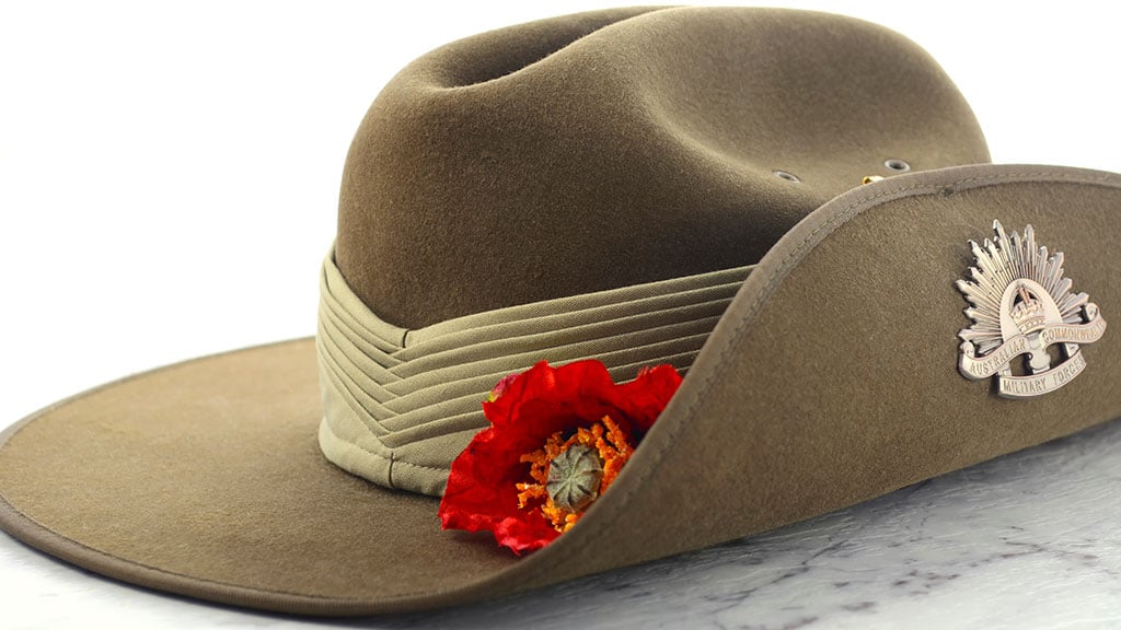 Australianh military slouch hat with poppy